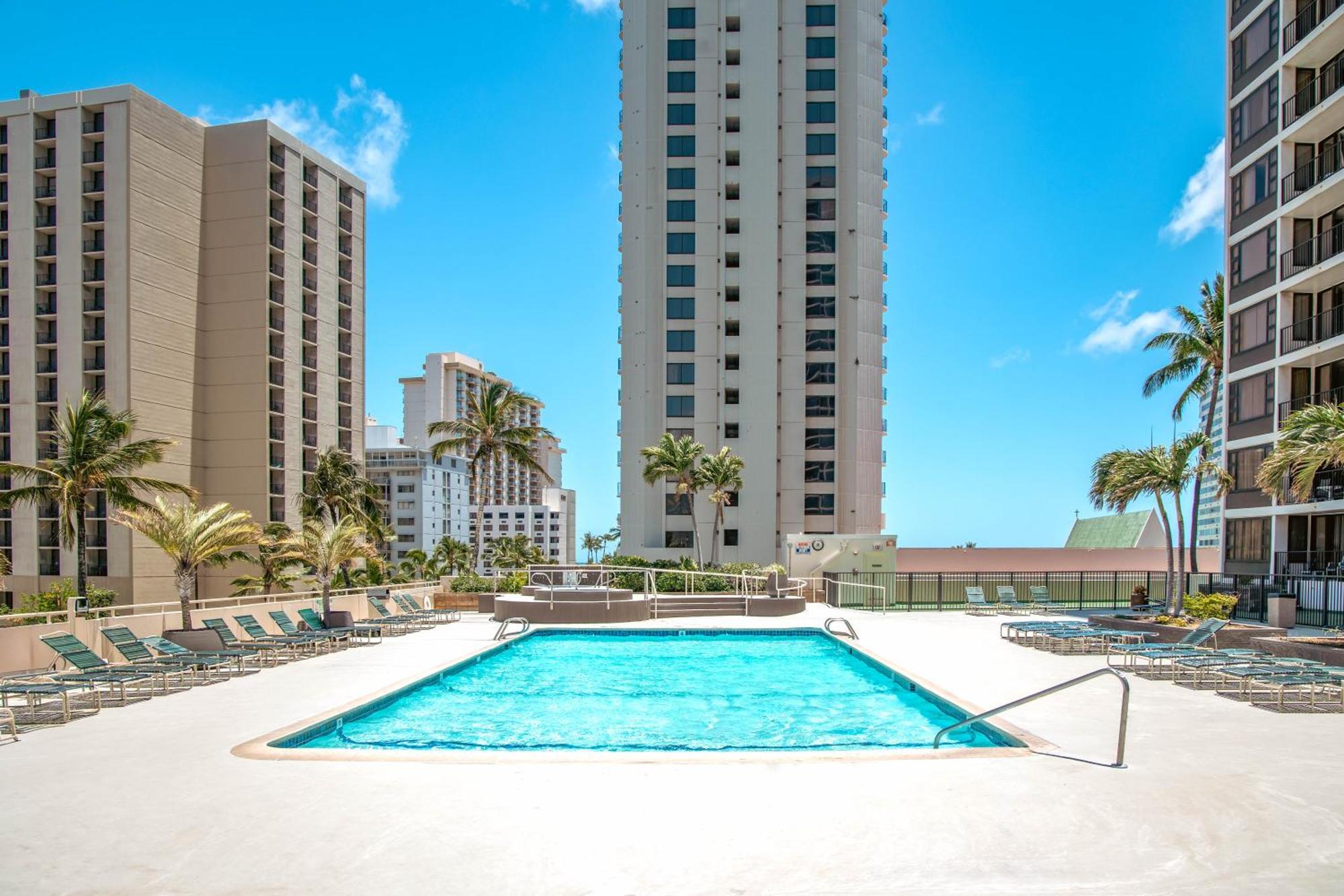 Waikiki Banyan 1Br With Great Ocean Views, Steps To Beach & Parking! Хонолулу Екстериор снимка